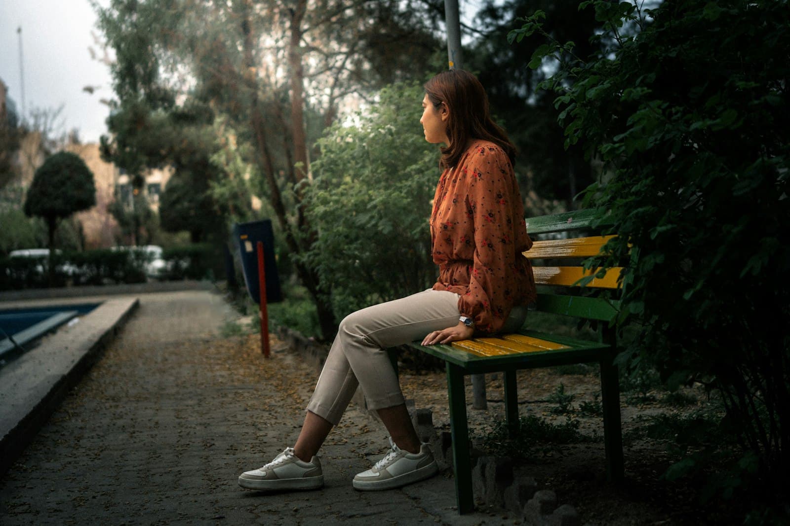 Femme au square